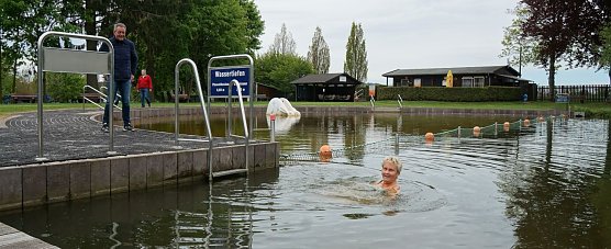 Anne Daube war wieder erste, die sich in das kalte Wasser traute. (Foto: Susanne Schedwill)