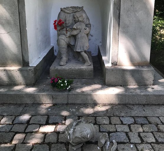 Zerst&ouml;rte Statue (Foto: Polizei)