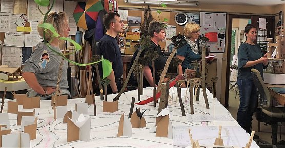 Die Mitglieder der Arbeitsgruppe machten sich in Einsiedel ein Bild davon, wie der Hexenspielplatz aussehen k&ouml;nnte. (Foto: privat)