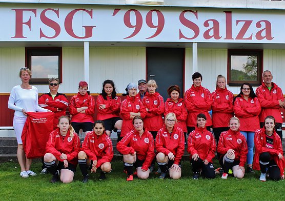 Die Damen der Frauenmannschaft des FSG Salza freut sich über neue Regenjacken (Foto: Klaus Pfand) Die Damen der Frauenmannschaft des FSG Salza freut sich über neue Regenjacken (Foto: Klaus Pfand)