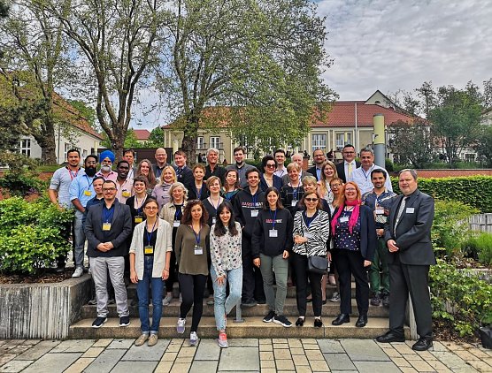 Dozentinnen und Dozenten aus aller Welt auf dem Campus der Hochschule Nordhausen (Foto: Melano Dadalauri)