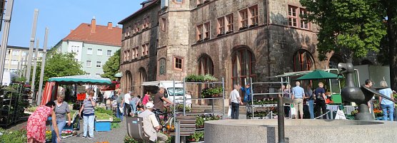 Markttreiben vor dem Rathaus (Foto: Angelo Glashagel)