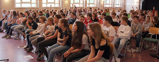 Aufmerksamkeit und Neugierde stand dem jungen Publikum w&auml;hrend der inszenierten Lesung im Gesicht geschrieben (Foto: Heike Roeder)