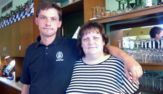 Mit ihrem Sohn Benjamin verl&auml;sst Wirtin Steffi Holzheuer am 13. Juli  die Gastst&auml;tte Friedenseiche in Salza. (Foto: Kurt Frank)