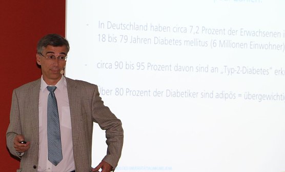 Prof. Dr. Treichel bei seinem Vortrag (Foto: S&uuml;dharz Klinikum)