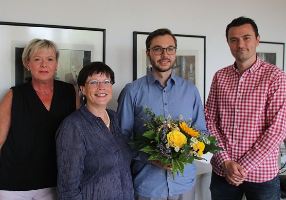 von links: Bettina Broszat, Vorsitzende des Personalrats, Hildegard Seidel, Leiterin der Stadtbibliothek, Vincent Eisfeld, Mitarbeiter der Stadtbibliothek, Martin Kohlhase, Sachgebietsleiter Persona (Foto: Pressestelle Stadt Nordhausen)
