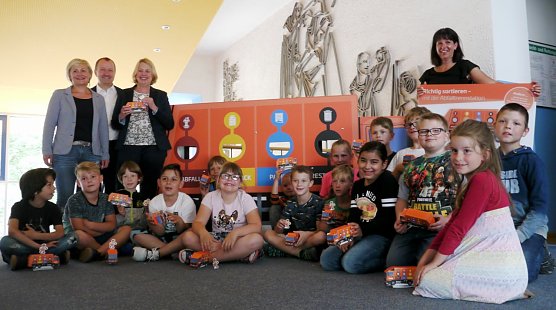 Abfalltrenn-Station übergeben (Foto: Pressestelle Stadt Nordhausen) Abfalltrenn-Station übergeben (Foto: Pressestelle Stadt Nordhausen)