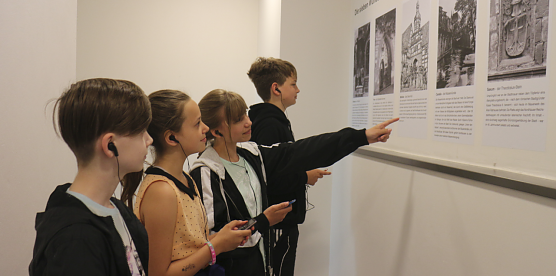 Dank den Sch&uuml;lerinnen und Sch&uuml;lern der Klasse 7a der KKS gibt es in der Flohburg jetzt Audioguides (Foto: Angelo Glashagel)
