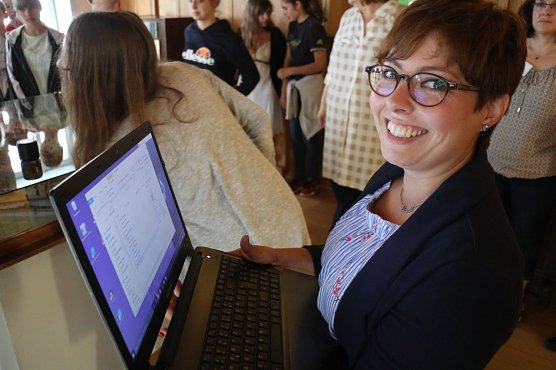 Claudia Ehrhardt, Medienp&auml;dagogin bei Radio Enno &uuml;bernahm die technische Seite (Foto: Angelo Glashagel)