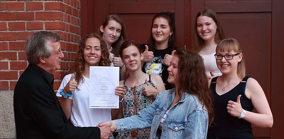 Schulleiter K&ouml;nig gratuliert (Foto: Heike Roeder)