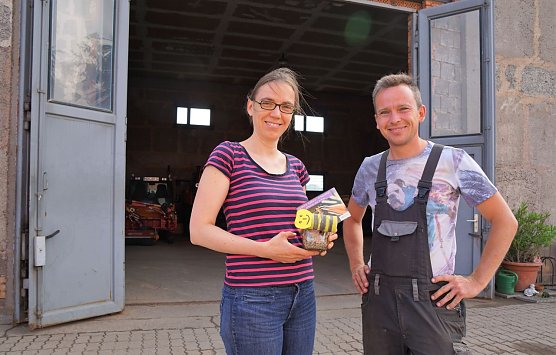 Kathleen Prinz &uuml;berbrachte Bauhof-Leiter Maurice Schiemenz Saatgut f&uuml;r Bl&uuml;hwiesen (Foto: Susanne Schedwill)