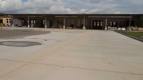 Betonierte Fl&auml;che, im Hintergrund das Magazin (Foto: Habau)