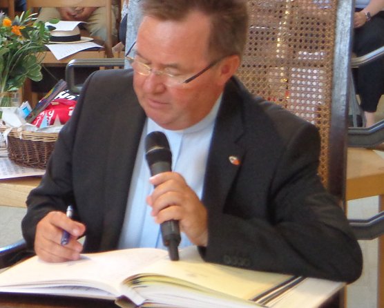 Eintrag ins Ehrenbuch der Stadt (Foto: Hans-Georg Backhaus)