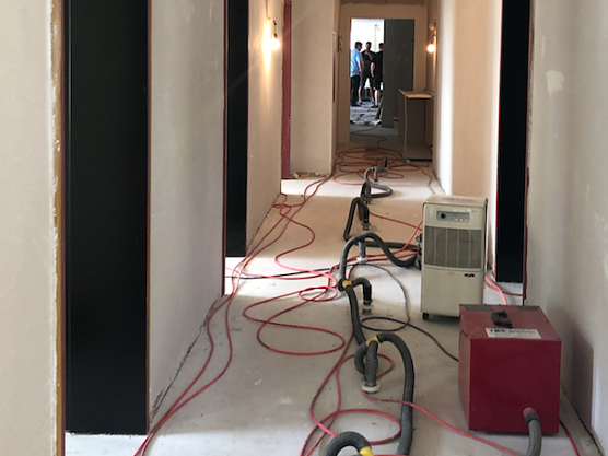 Ein gutes Dutzend Bautrockner liefen mehrere Tage um der Feuchtigkeit Herr zu werden (Foto: Heck Immobilien)