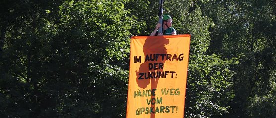Aktivisten von Robin Wood waren auf die Laternen geklettert und entrollten Banner. (Foto: Susanne Schedwill )