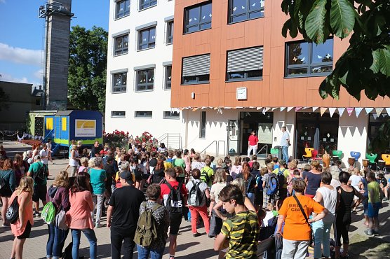 Das F&ouml;rderzentrum Pestalozzi erh&auml;lt Zuwachs - rund 50 neue Sch&uuml;ler und 25 neue P&auml;dagogen wurden heute am Geiersberg begr&uuml;&szlig;t (Foto: Angelo Glashagel)