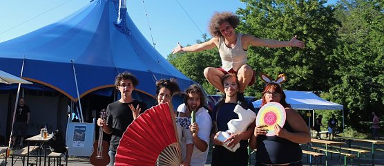 Entspannt verr&uuml;ckt - Barfu&szlig; mit Fl&uuml;geln, beim Zappelini Zelt hat man sich am Wochenende auf das gro&szlig;e Finale eingestimmt (Foto: Angelo Glashagel)