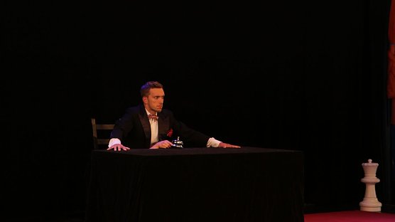 Hand-zu-Hand-Akrobatik und Clownerie zeigte das Theater "Elabö" (Foto: Angelo Glashagel) Hand-zu-Hand-Akrobatik und Clownerie zeigte das Theater "Elabö" (Foto: Angelo Glashagel)