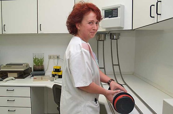 Die medizinisch-technische Assistentin Andrea K&uuml;hmstedt bei der Entnahme einer Probe im Labor des S&uuml; (Foto: shk)
