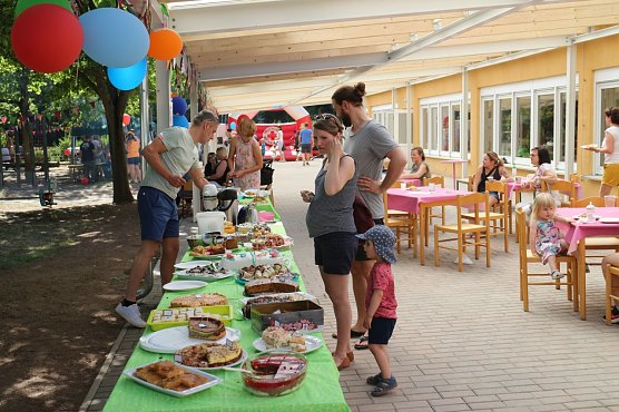 P&uuml;nktlich zum Jubil&auml;um konnte sich das Montessori-Kinderhaus &uuml;ber eine neues Vordach freuen (Foto: Angelo Glashagel)