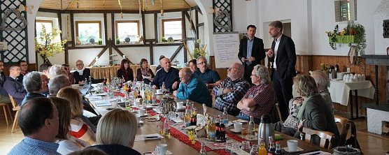 Thomas Knorr, stehend links, bei eine Informationsveranstaltung (Foto: nnz)