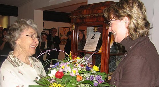 Inge Klaan gratuliert Erkia Schirmer (Foto: psv) Inge Klaan gratuliert Erkia Schirmer (Foto: psv)