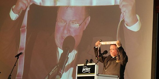 Richard Hentrich segnete so manchen Neubau, hier im vergangenen Jahr ein neues Autohaus der Peter-Gruppe (Foto: nnz)