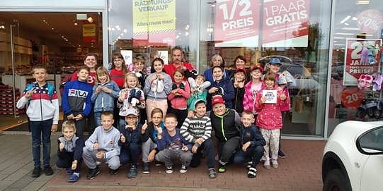 Neue Schuhe f&uuml;r die kleinen G&auml;ste (Foto: privat)