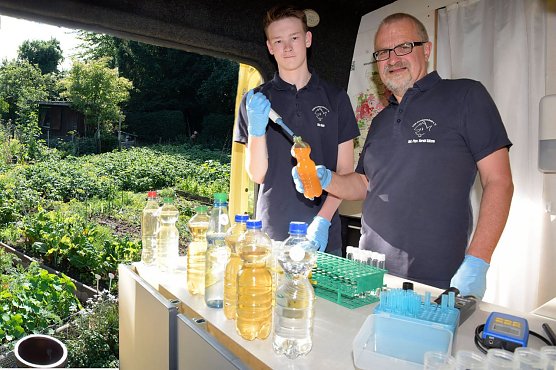 Milan Toups und Harald G&uuml;lzow analysieren eine Probe (Foto: VSR-Gew&auml;sserschutz e.V.)