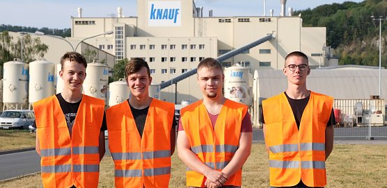 F&uuml;r die Vier hat die Ausbildung begonnen (Foto: Knauf)