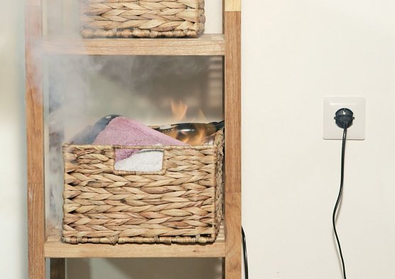 Der Haartrockner schaltet sich im Badezimmer von selbst ein, und im Wohnzimmer schwimmen M&ouml;bel: Die Wahrscheinlichkeit eines Brand- oder Wasserschadens w&auml;hrend des Urlaubes kann man mit einfachen Mitteln reduzieren.  (Foto: www.ifs-ev.org)