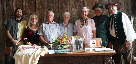 Zwei alte Bilder f&uuml;r ein altes Haus (Foto: Angelo Glashagel)