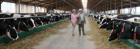 Landwirtschaftsministerin Birgit Keller und Landwirt Uwe Merx im neuen Stall in Wipperdorf (Foto: Angelo Glashagel)