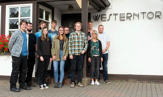 Start ins Berufsleben bei den Harzer Schmalspurbahnen (v.l.n.r.): Arwed Danner, Maurice Gro&szlig;e, Pascal B&ouml;hnke, Janine Ochs, Niklas Bories, Fabienne Lindner, Axel Leinweber, Christoph K&uuml;ster-Runge (stellvertretender HSB-Abteilungsleiter Fahrzeugtechnik), Norman Wolf (HSB-Lehrausbilder), Anne Walther (HSB-Personalreferentin) und Norman Just (Referent des HSB-Eisenbahnbetriebsleiters) (Foto: Dirk Bahnsen/HSB)