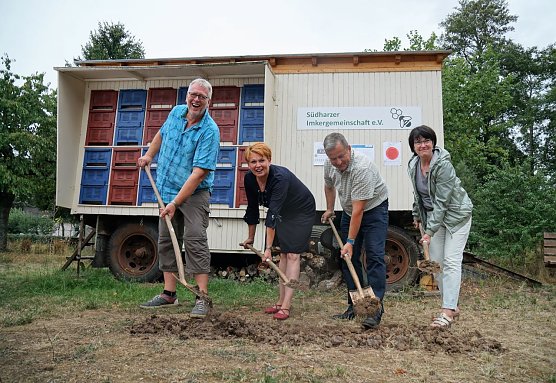 Spatenstich vorm Bienenwagen (Foto: Susanne Schedwill)