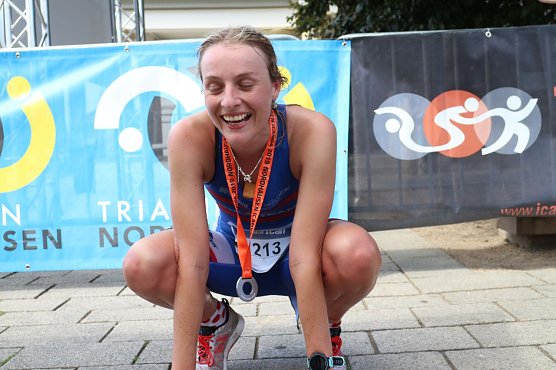 Jana L&ouml;hden, geschafft aber gl&uuml;cklich (Foto: Angelo Glashagel)