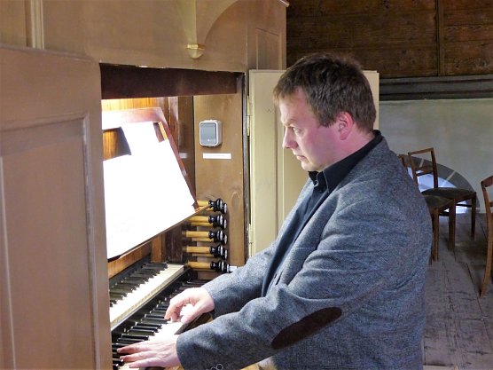 Organist Bernhardt Bardt wird in Ellrich an drei Orgeln in drei Kirchen spielen (Foto: Dres. Hannelore und Wolfgang R. Pientka)
