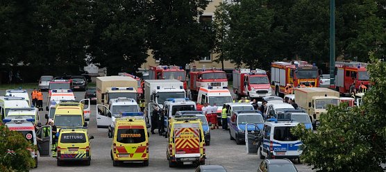 Rettungskr&auml;fte auf dem Bebelplatz (Foto: Peter Blei)