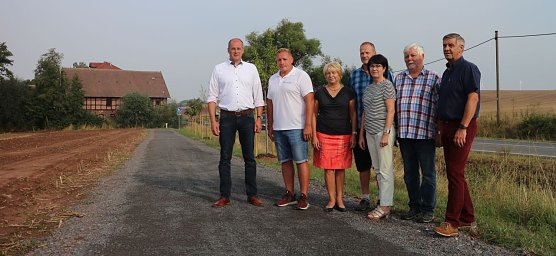 Zw&ouml;lf Monate planen, zwei Wochen bauen - bei Kleinwechsungen wurden 550 Meter neuer Radweg freigegeben (Foto: Angelo Glashagel)
