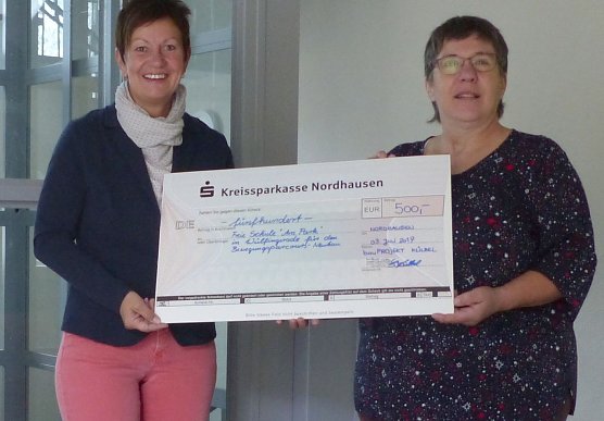 Scheck &uuml;berreicht (Foto: privat)