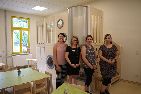 "Einfach ph&auml;nomenal": Christin K&uuml;mling (2. v.l.) und ihre Kolleginnen sind vom neuen Haus begeistert (Foto: Angelo Glashagel)