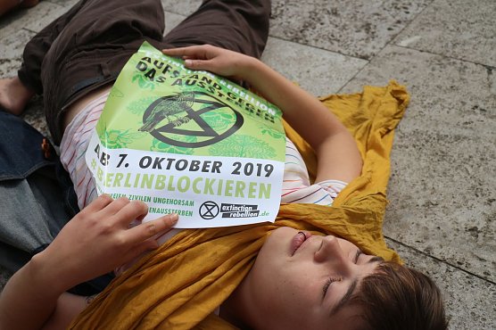 Flashmob zum Weltfriedenstag in Nordhausen (Foto: Angelo Glashagel)