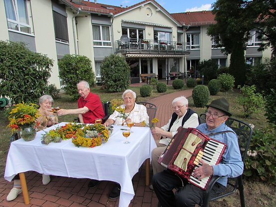 Die Bewohner des Seniorenzentrums Katharina-von-Bora in Niedersachswerfen  genie&szlig;en den Aufenthalt im sch&ouml;nen Garten des Hauses (Foto: Lydia Schubert)
