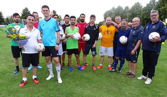 Bilan Omer vom Friseursalon Hardi III in Nordhausen war zum Training der G&ouml;rsbacher M&auml;nnermannschaft erschienen (Foto: Diana Kieling)