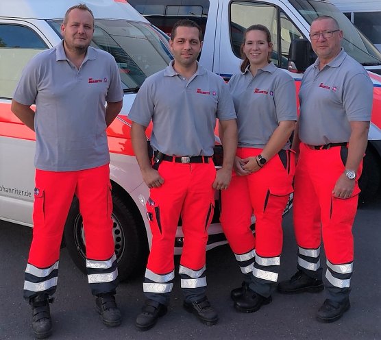 Zum Ausbildungsstart am Montag konnten die Johanniter mit Isabell Rennebach auch eine Neue in der Rettungswache im Helios-Klinikum in der Robert-Koch-Stra&szlig;e begr&uuml;&szlig;en. Sie wurde von ihren Praxisanleitern Dennis Dittmar (li), Holger B&ouml;hner sowie von Rettungswachenleiter Olaf Manzke in die Mitte genommen.  (Foto: JUH)