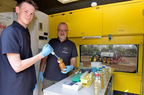 Milan Toups und Harald Gülzow untersuchen Brunnenwasserprobe (Foto: VSR-Gewässerschutz) Milan Toups und Harald Gülzow untersuchen Brunnenwasserprobe (Foto: VSR-Gewässerschutz)