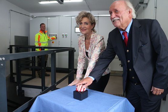 Ministerin Birgit Keller und Walter Dück nehmen die neue Anlage in Betrieb (Foto: Angelo Glashagel) Ministerin Birgit Keller und Walter Dück nehmen die neue Anlage in Betrieb (Foto: Angelo Glashagel)