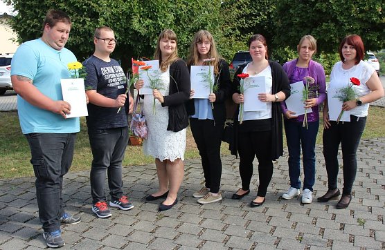 Zeugnisübergabe bei Bildungsverein (Foto: Karl-Heinz Herrmann) Zeugnisübergabe bei Bildungsverein (Foto: Karl-Heinz Herrmann)