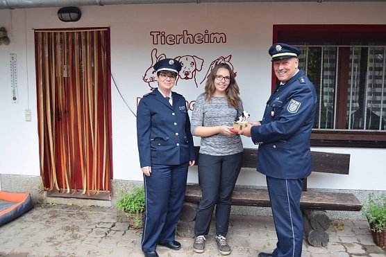 Am Montag &uuml;bergab der Leiter der Landespolizeiinspektion Nordhausen, Herr Polizeidirektor Detlev Schum eine Spende an das Tierheim in Nordhausen (Foto: Landespolizeiinspektion Nordhausen)