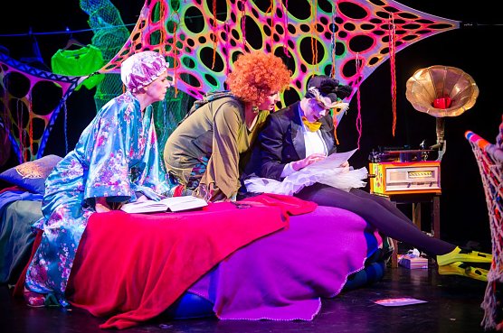 (v.l.n.r.): Brigitte Roth als Operns&auml;ngerin Maria Bellacanta, Daniela Bethge als Hexe Hillary, Lisa Jakobi als Hausmaus W&uuml;lli (Foto: Marco Kneise)